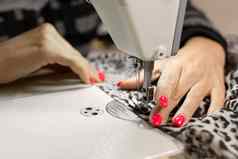 特写镜头裁缝手针织物缝纫机