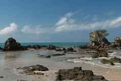 田园海滩龙目岛印尼曼达利卡海滩多石的岩石形成新兴水岩石形成海滩库塔海滩完美的一天放松