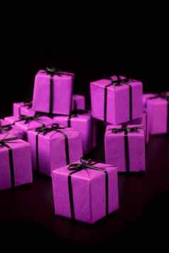 紫罗兰色的礼物盒子