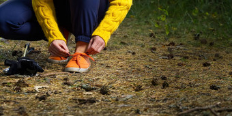 运动徒步旅行女人系鞋带慢跑鞋子采取打破徒步旅行秋天森林徒步旅行概念户外生活方式