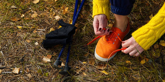运动徒步旅行女人系鞋带慢跑鞋子采取打破徒步旅行秋天森林徒步旅行概念户外生活方式
