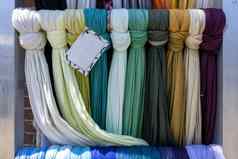 色彩斑斓的围巾市场颜色纺织品