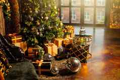 特写镜头圣诞节树装饰黄金球圣诞节树大数量圣诞节礼物圣诞节假期概念