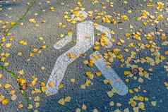 如图所示沥青行人区标志覆盖秋天叶子