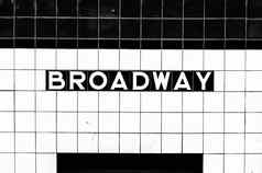 百老汇地铁停止标志使瓷砖相反平台