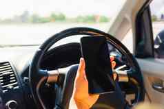 亚洲女人内部车手持有移动智能手机空白屏幕开车车