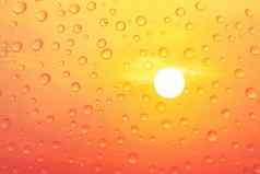 雨滴玻璃色彩斑斓的日落