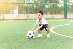 亚洲男孩玩足球