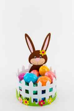 色彩斑斓的复活节鸡蛋篮子复活节兔子