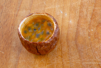 maracuja减少一半小玻璃容器皮<strong>水果</strong>木勺子叶木背景激情<strong>水果水果</strong>黄色的汁种子