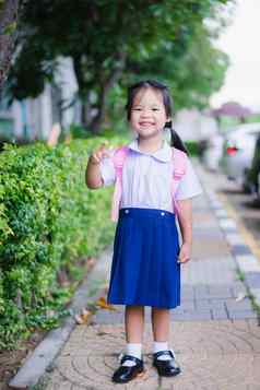 快乐女孩泰国学校统一的背包站
