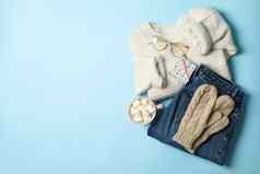 冬天概念毛衣礼物盒子蓝色的背景