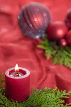 红色的圣诞节装饰蜡烛光复制空间