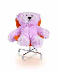 粉红色的熊娃娃坐着橙色椅子白色使用