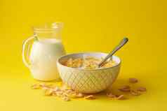 牛奶碗牛奶什锦早餐黄色的背景