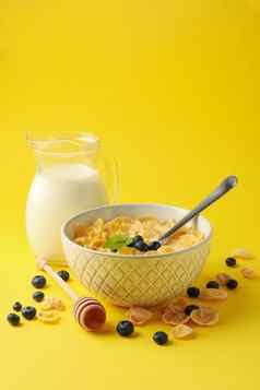 牛奶碗牛奶什锦早餐七星黄色的背景