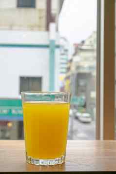 玻璃新鲜的橙色汁喝市中心窗口视图背景