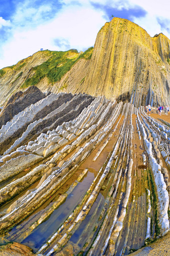 steeply-tilted层<strong>飞翔</strong>巴斯克海岸联合国教科文组织全球地质公园西班牙