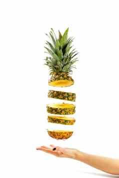菠萝新鲜的菠萝菠萝切片漂浮空气概念夏天情绪白色背景隔离热带水果