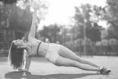 体育健康的生活方式浅黑肤色的女人女孩体育练习黑色的白色照片
