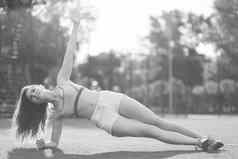 体育健康的生活方式浅黑肤色的女人女孩体育练习黑色的白色照片