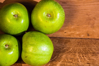 细节成熟的绿色苹果木表格