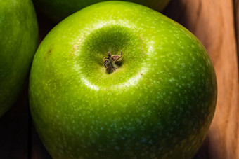 细节成熟的绿色<strong>苹果</strong>木表格
