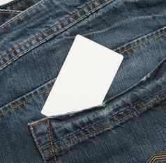 空白色纸卡回来口袋里蓝色的牛仔裤