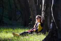 女人植物花园公园树休闲年轻的女孩肖像