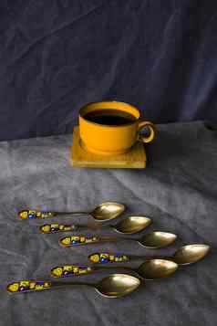 古董勺子银器黑色的咖啡杯表格