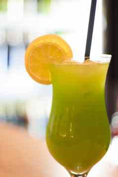 色彩斑斓的鸡尾酒酒精汁柠檬冰多维数据集玻璃