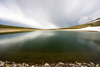 高山山湖景<strong>观色</strong>彩斑斓的自然视图格鲁吉亚湖旅行目的地