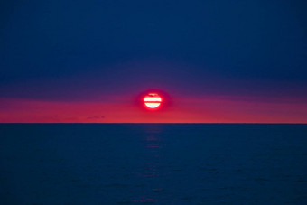 日落黑色的海<strong>大红</strong>色的太阳蓝色的海