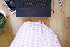 女人工作首页办公室笔记本移动PC铅笔的事情业务工作过程桌面键盘