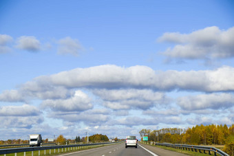 高<strong>速</strong>公路高<strong>速</strong>公路路景观<strong>汽车汽车</strong>车辆蓝色的天空阳光明媚的一天欧洲高<strong>速</strong>公路