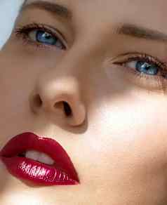 美脸特写镜头红色的口红化妆完美的皮肤