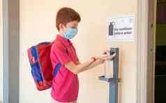 孩子医疗面具手洗手液进入教室概念回来学校学校重开冠状病毒科维德安全措施