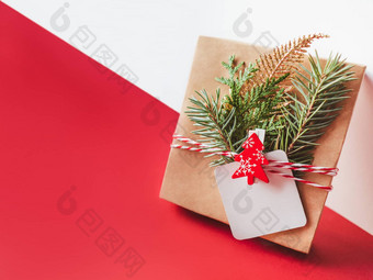 一年现在几何白色红色的节日背景礼物包装工艺纸冷杉树树枝红色的圣诞节树清晰的标签复制空间标签冬天假期精神