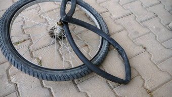 拆除自行车轮修复