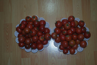 特写镜头视图红色的西红柿白色篮子木地板上市场