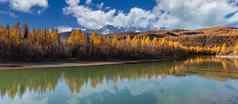 风景优美的全景视图雪山山峰北chuyskiy脊美丽的蓝色的天空背景金树天空铸造反射河阿尔泰山西伯利亚俄罗斯
