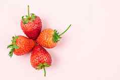 新鲜的草莓柔和的颜色背景