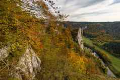 神奇的秋天徒步旅行美丽的多瑙河谷波伦修道院
