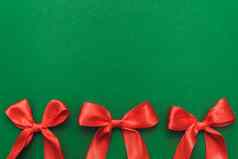 快乐一年问候卡圣诞节边境红色的弓绿色背景冬天假期的地方文本前视图平躺圣诞节模板横幅