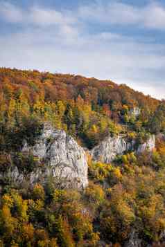 神奇的秋天徒步旅行美丽的多瑙河谷波伦修道院