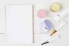 化妆品皮肤护理产品笔记本白色木表格
