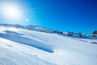 白云石山脉冬天山滑雪度假胜地
