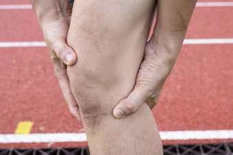 肌腱膝盖联合问题男人。腿锻炼体育场