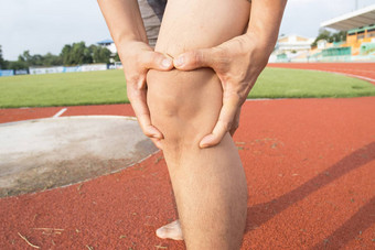 肌腱膝盖联合问题男人。腿锻炼体育场