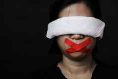 女人蒙着眼睛包装口红色的胶粘剂磁带系